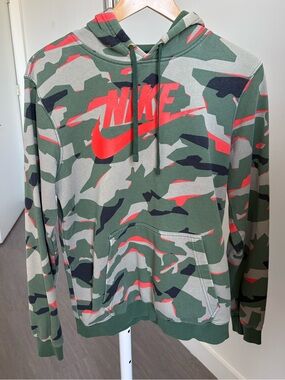 Nike Camo Pullover Hoodie Women’s Small Green Orange Graphic Logo Sweatshirt